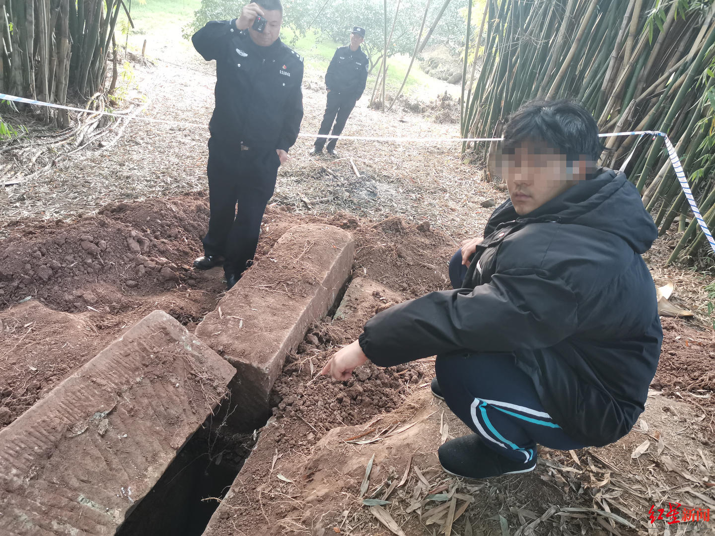 男子看盗墓小说后结识三同伙盗墓学小说桥段在墓室点蜡烛3人被抓1人