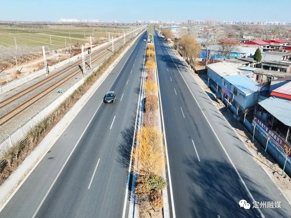 图为车辆在修缮完成的国道107赵家洼至定州新乐界段行驶(资料图)