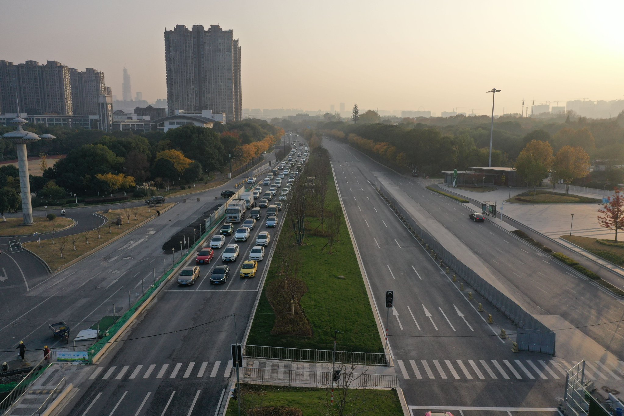 南京地铁9号线一期绿博园站主体完工,扬子江大道主路双线恢复通车