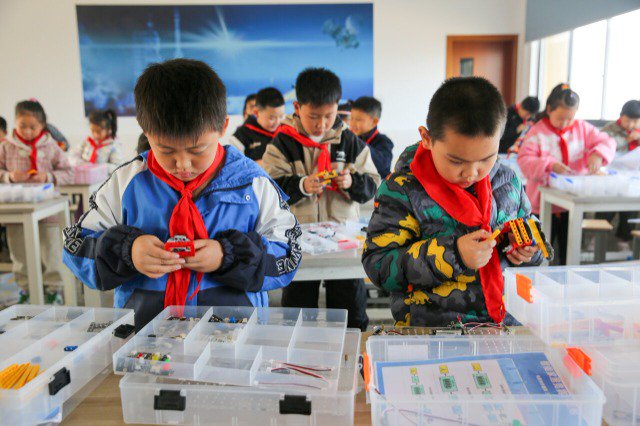 学生们在进行智能家居拼搭.通讯员 徐慧 摄