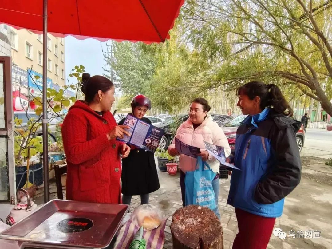 网络举报进商户03在和田市极地电竞网吧台球俱乐部,工作人员向该