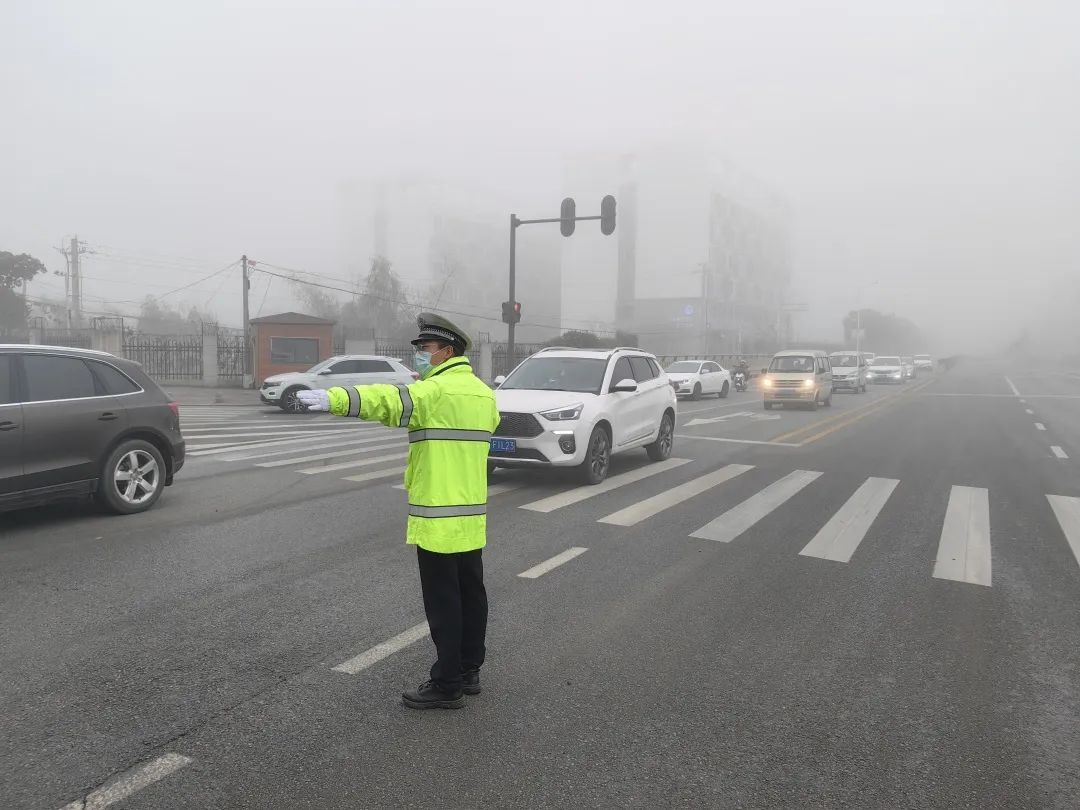 因大雾,已关闭翻坝高速(s68)点军,车溪,秭归,秭归港收费站入口以及张