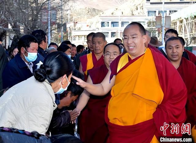 11月24日,班禅在白朗县为信众摸顶赐福.中新社记者 李林 摄
