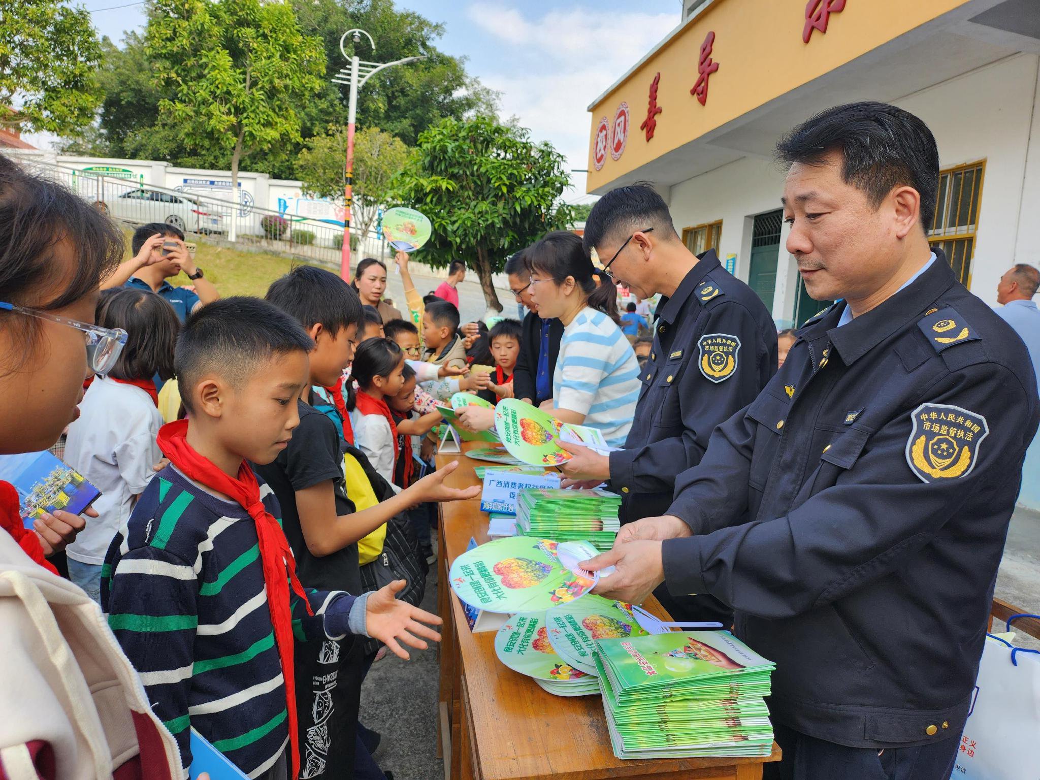 广西消委会联合爱心企业走进希望小学开展公益活动