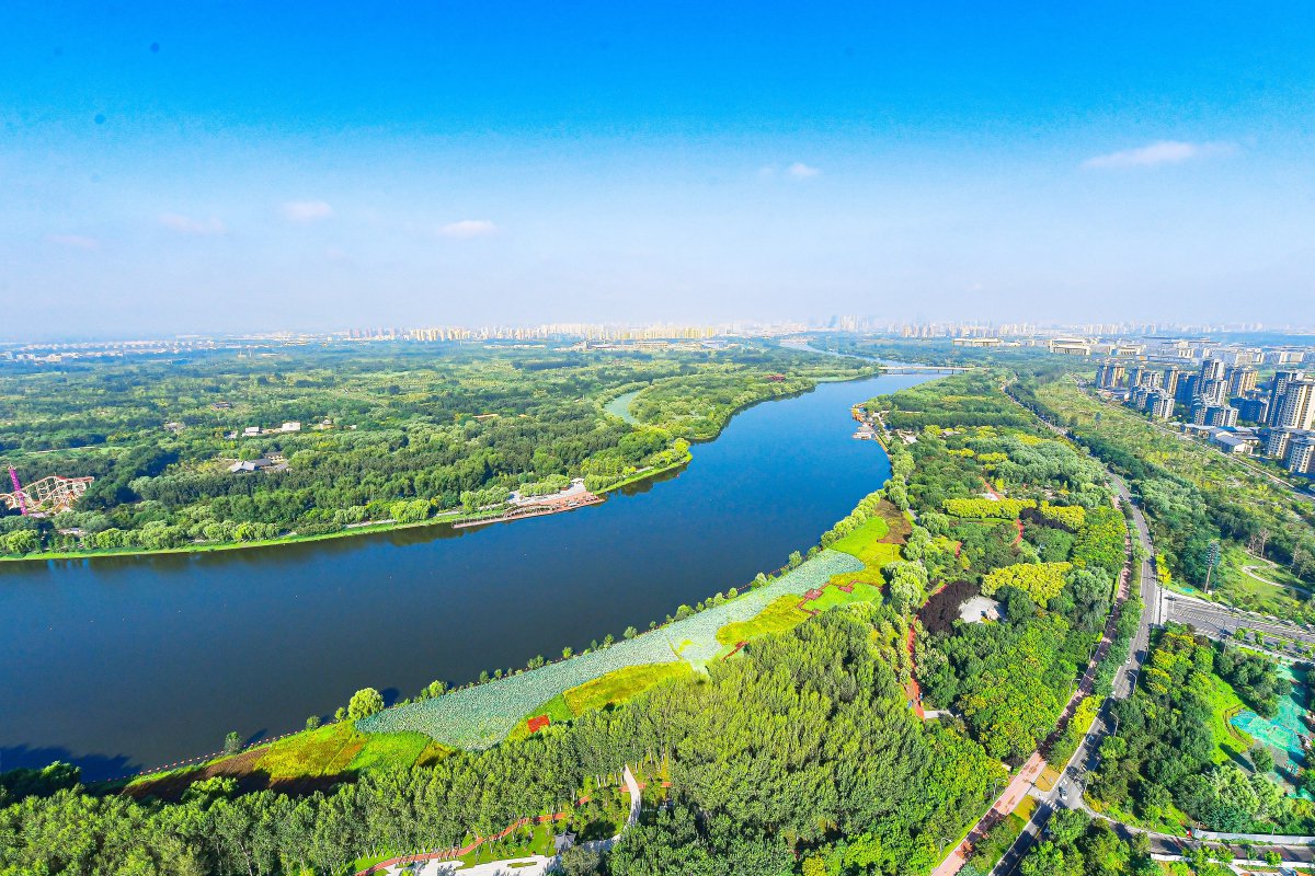 高处俯瞰,北京城市副中心被蜿蜒的河流,苍翠的林带簇拥环绕.
