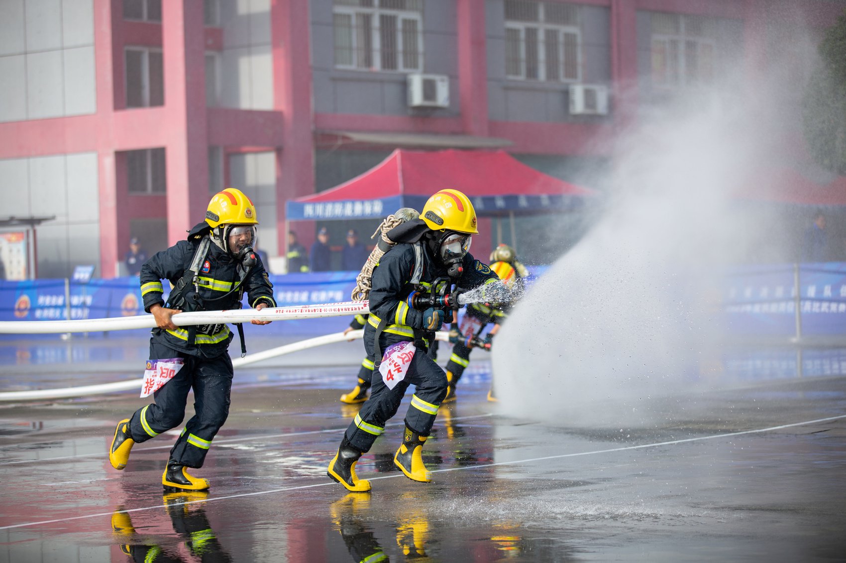 枪炮协同灭火操竞赛中,消防员用水枪打靶