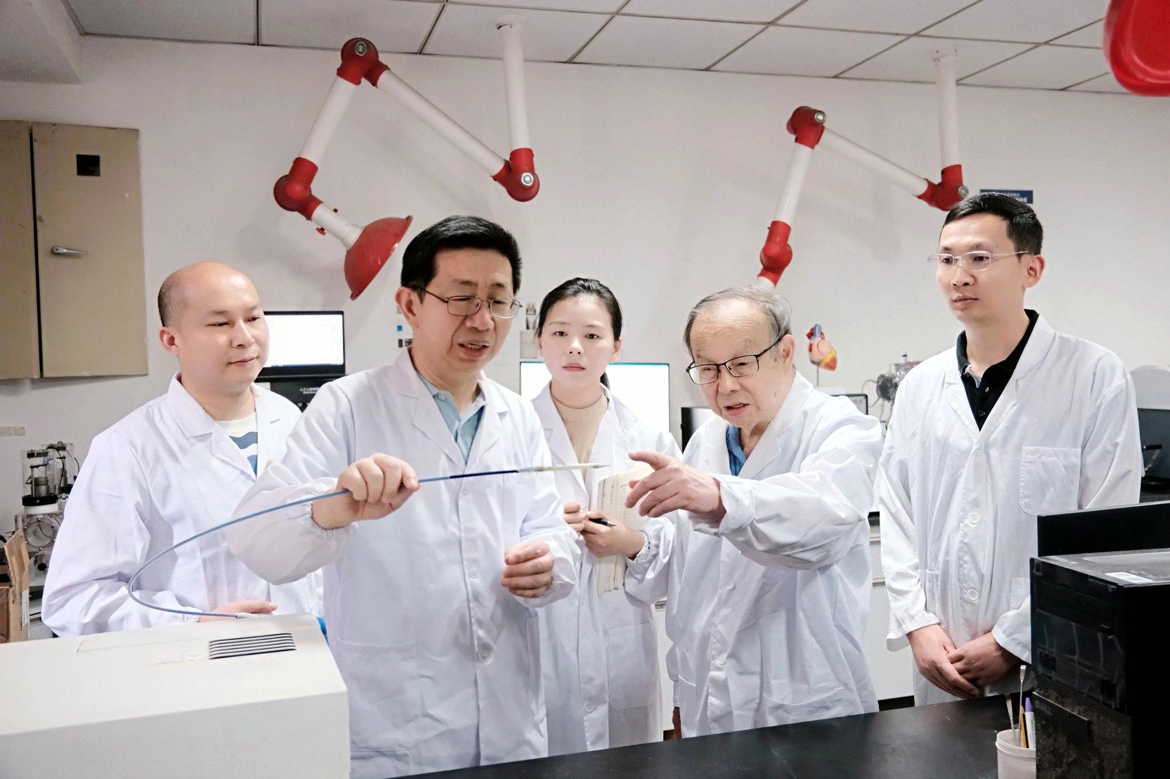 王云兵(左二)和张兴栋院士(右二)