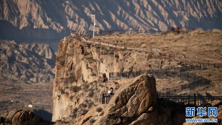 游客在龙羊大峡谷悬崖揽胜区游玩.新华网潘彬彬摄