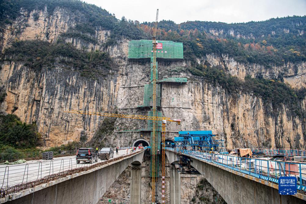 绝壁出蛟龙——渝湘复线高速阿蓬江大桥即将全桥合龙|重庆市_新浪财经
