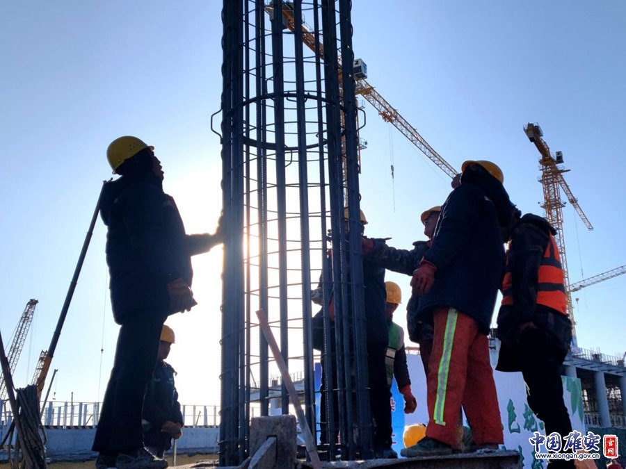 图为工人进行打桩作业.席晓宇 摄