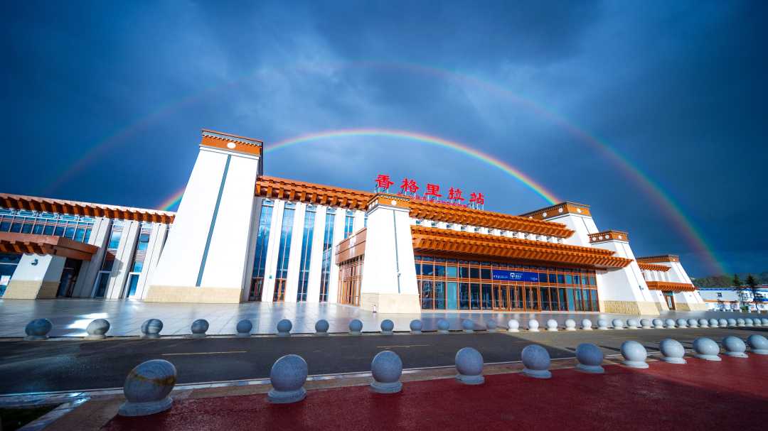 丽江至香格里拉铁路香格里拉站.何吕鹏摄