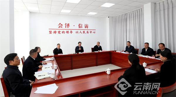 王宁在会泽县现场接待信访群众&nbsp;雷桐苏&nbsp;摄