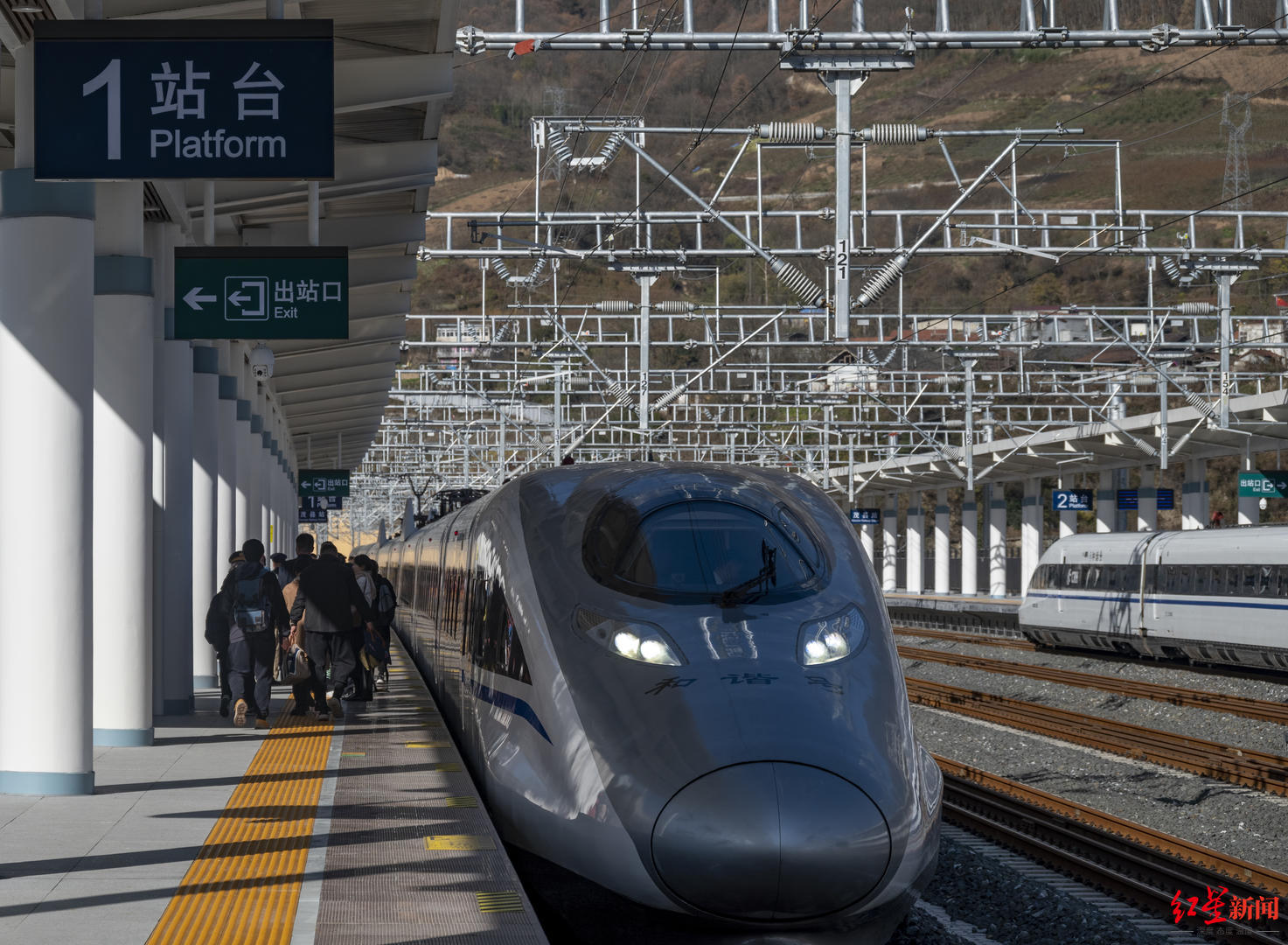 坐动车去九寨沟不远了川青铁路镇江关至黄胜关段架梁施工中