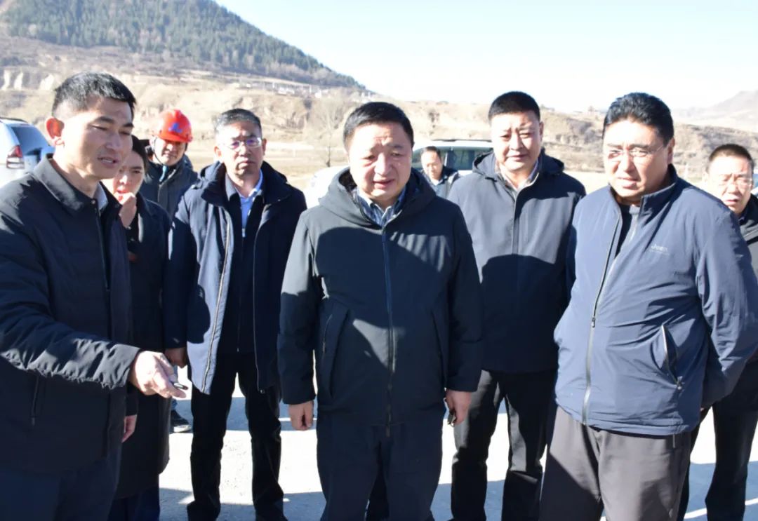 11月27日,甘南州委副书记,州长杨武专程赴卓尼至碌曲二级公路项目现场