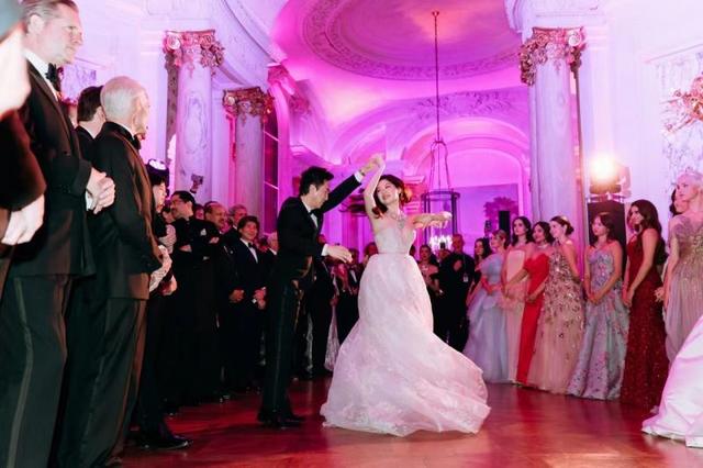 而jasmine的伴舞骑士由弟弟james担任,原因是james希望姐姐第一次舞会