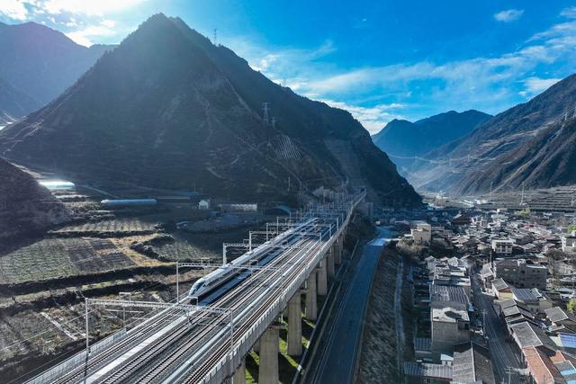 列车经过镇江关站 成兰铁路公司供图