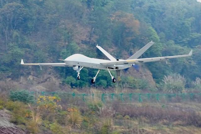 翼龍-2無人機飛行表演展示出色性能 高清光電吊艙數百米高空精準識別地面觀眾 - 新浪香港