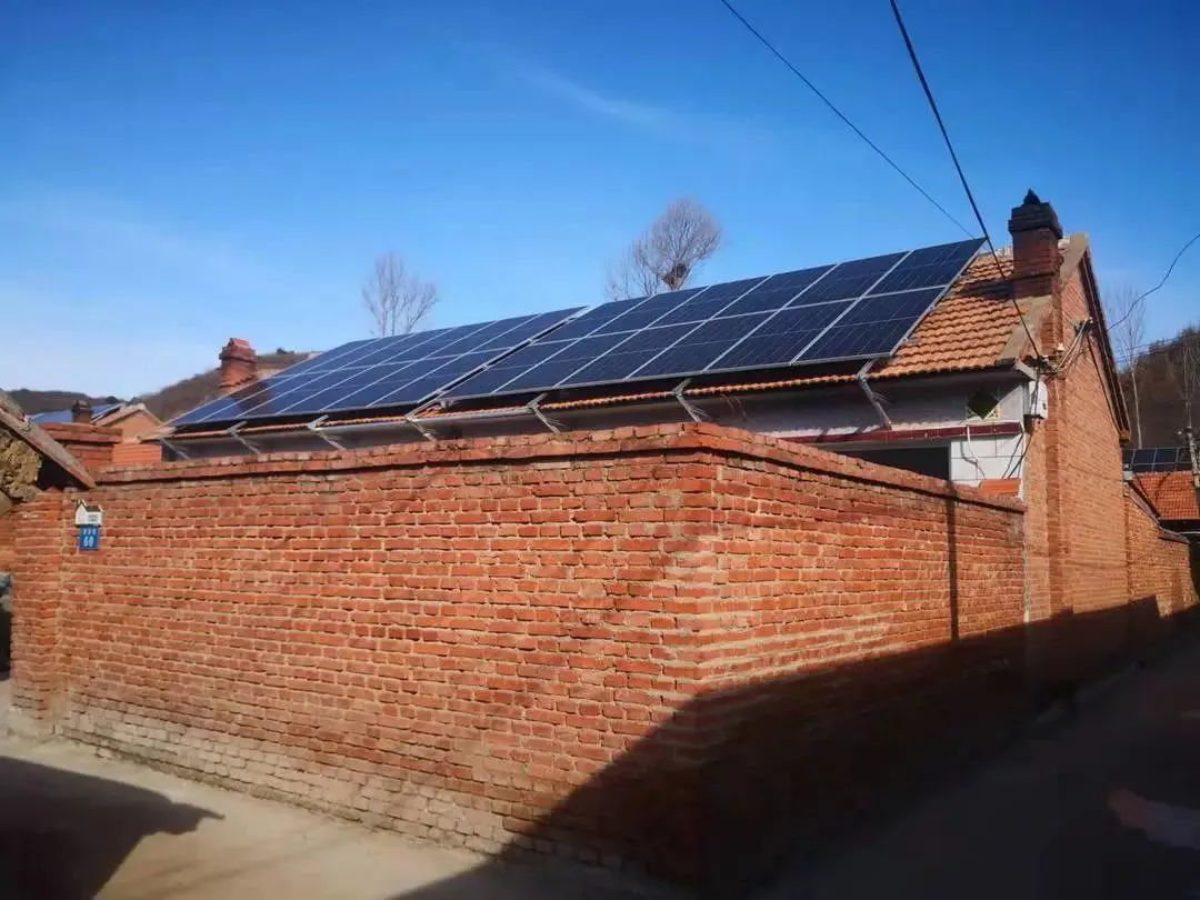 村民在家中安装电采暖设备的同时，加装屋顶光伏发电板，发电板产生的电能优先供给村民取暖，多余电能上送至电网