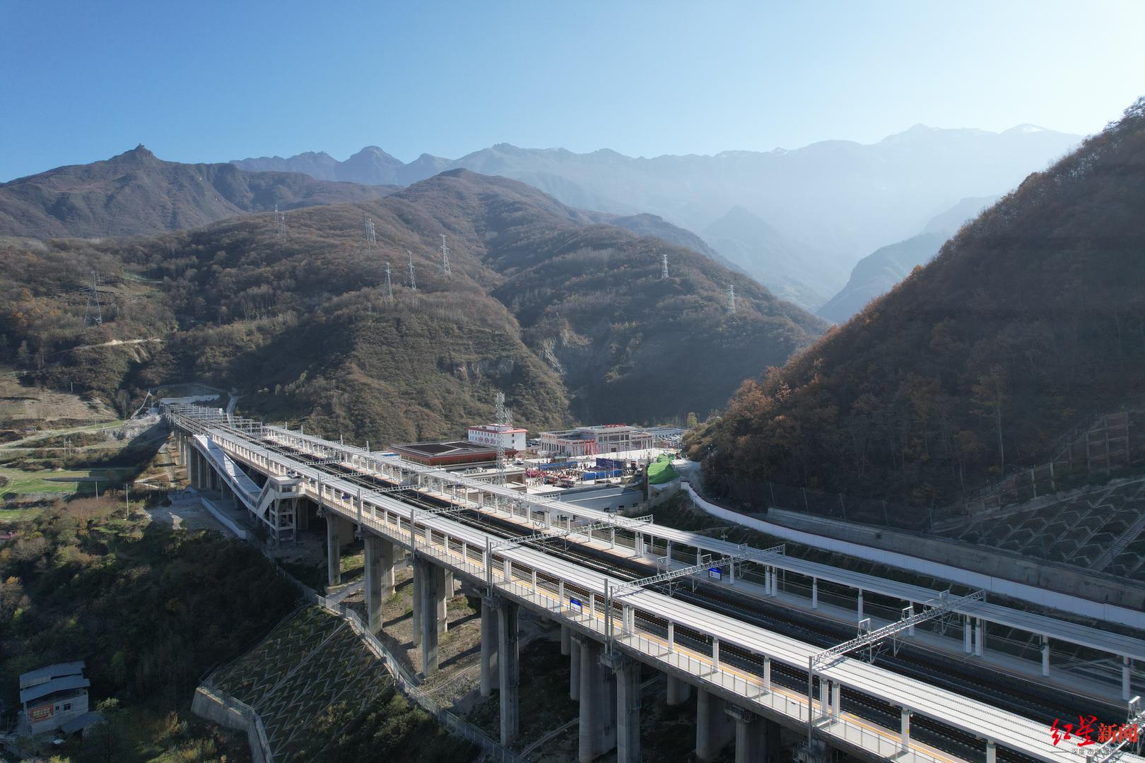 川青铁路穿越高山峡谷
