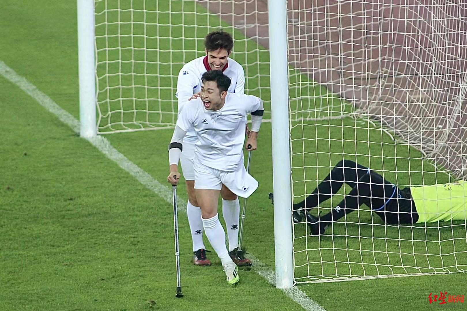 卡卡与“独腿球王”何忆义庆祝进球