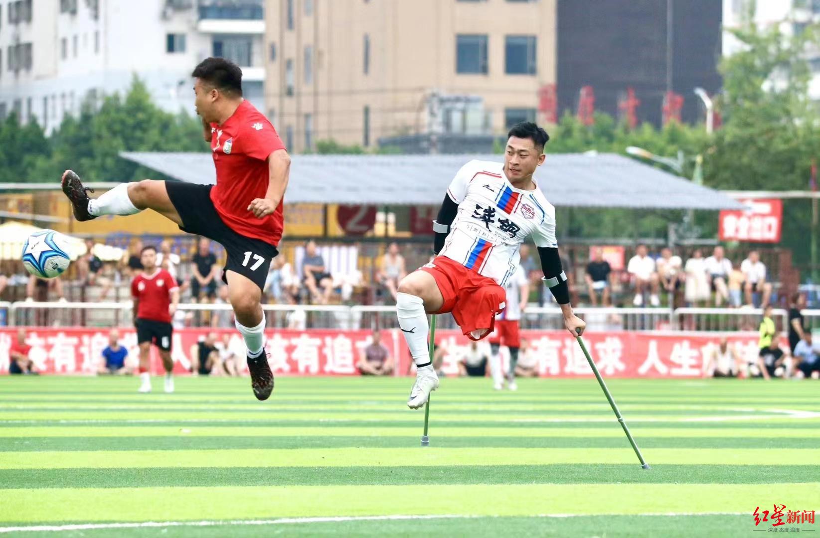 何忆义受邀参加了贵州村超的比赛