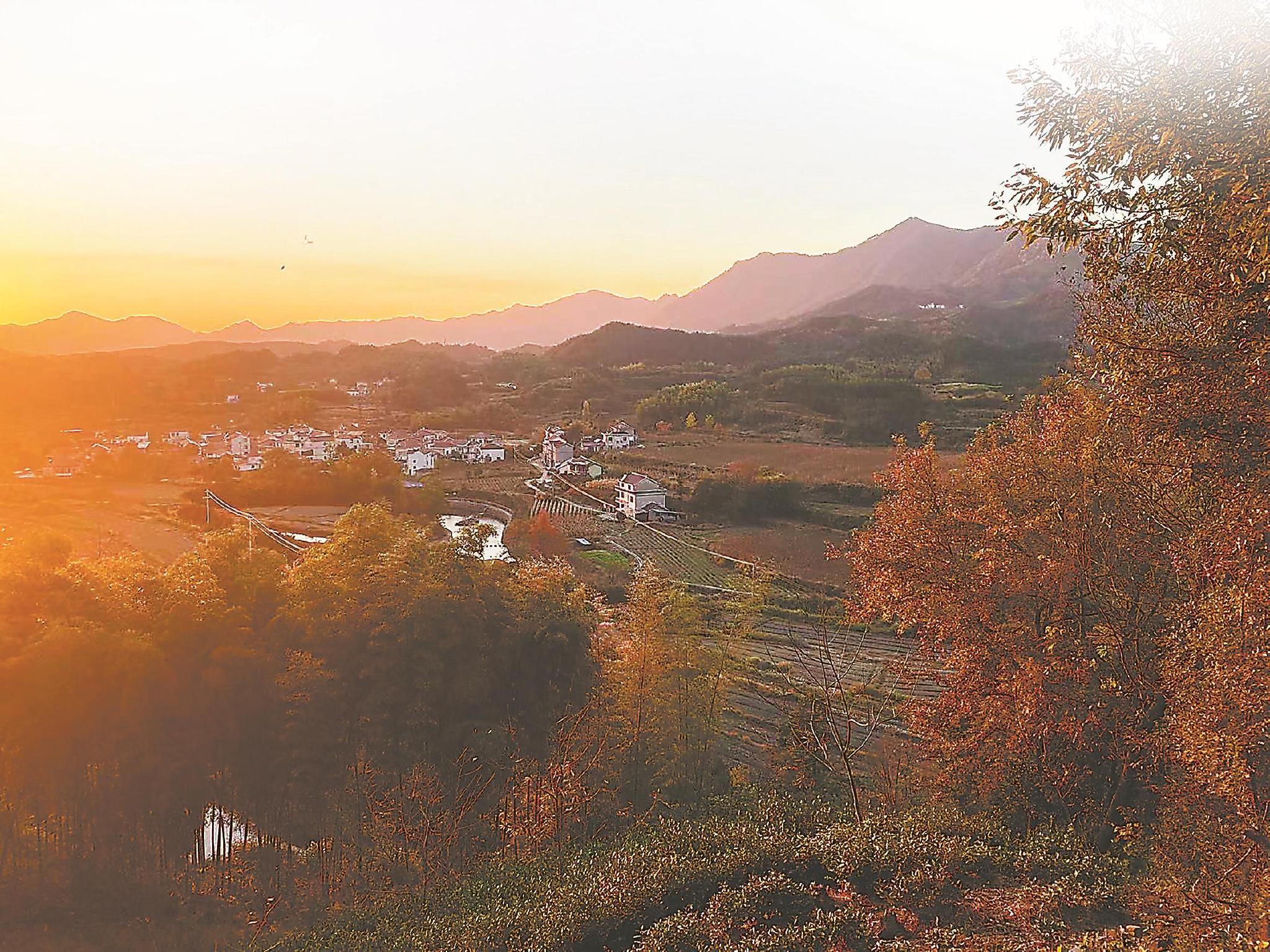 傍晚时的华川村一角.
