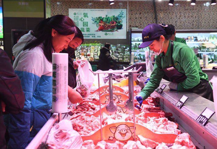 2023年11月15日，石家庄，消费者在一家超市购买猪肉 视觉中国图