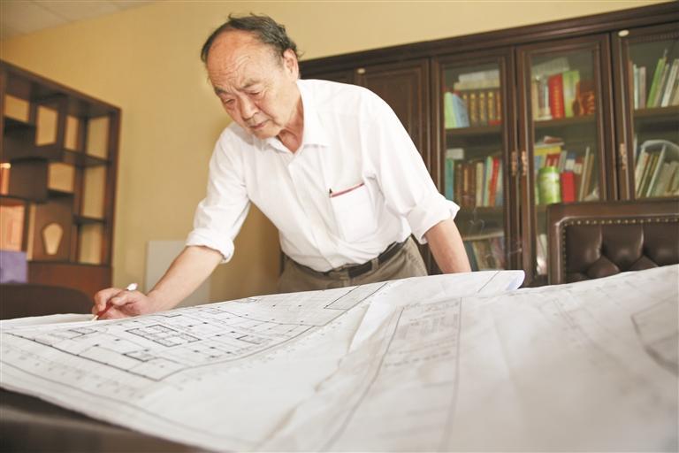 中国工程院院士,贵州大学空间结构研究中心主任马克俭在工作中.