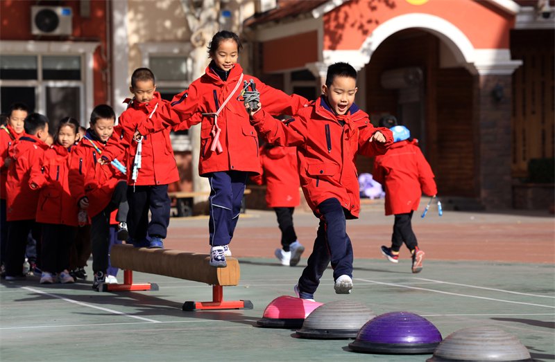 河北省石家庄市翟营大街小学学生在大课间进行"平衡球跳跃"游戏