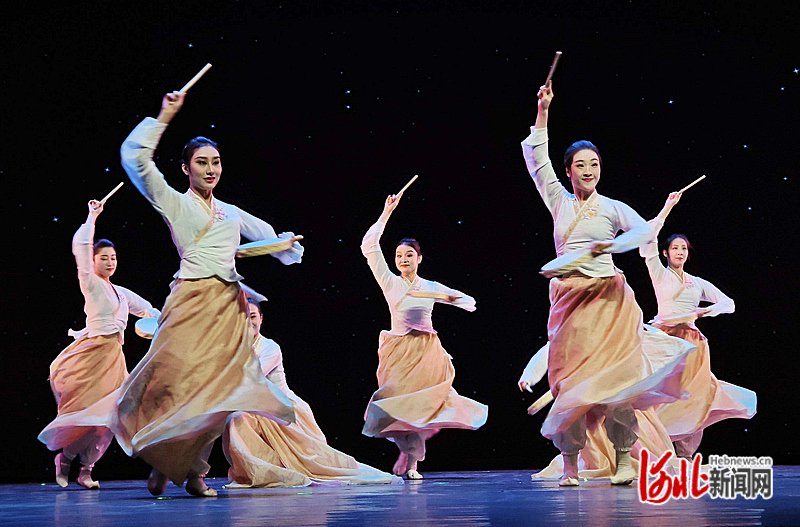 11月24日,河北经贸大学艺术学院舞蹈系师生表演的舞蹈《朝鲜族小鼓