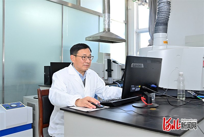 2022年11月30日,张福成正在实验室进行钢铁材料样品成分分析测试.