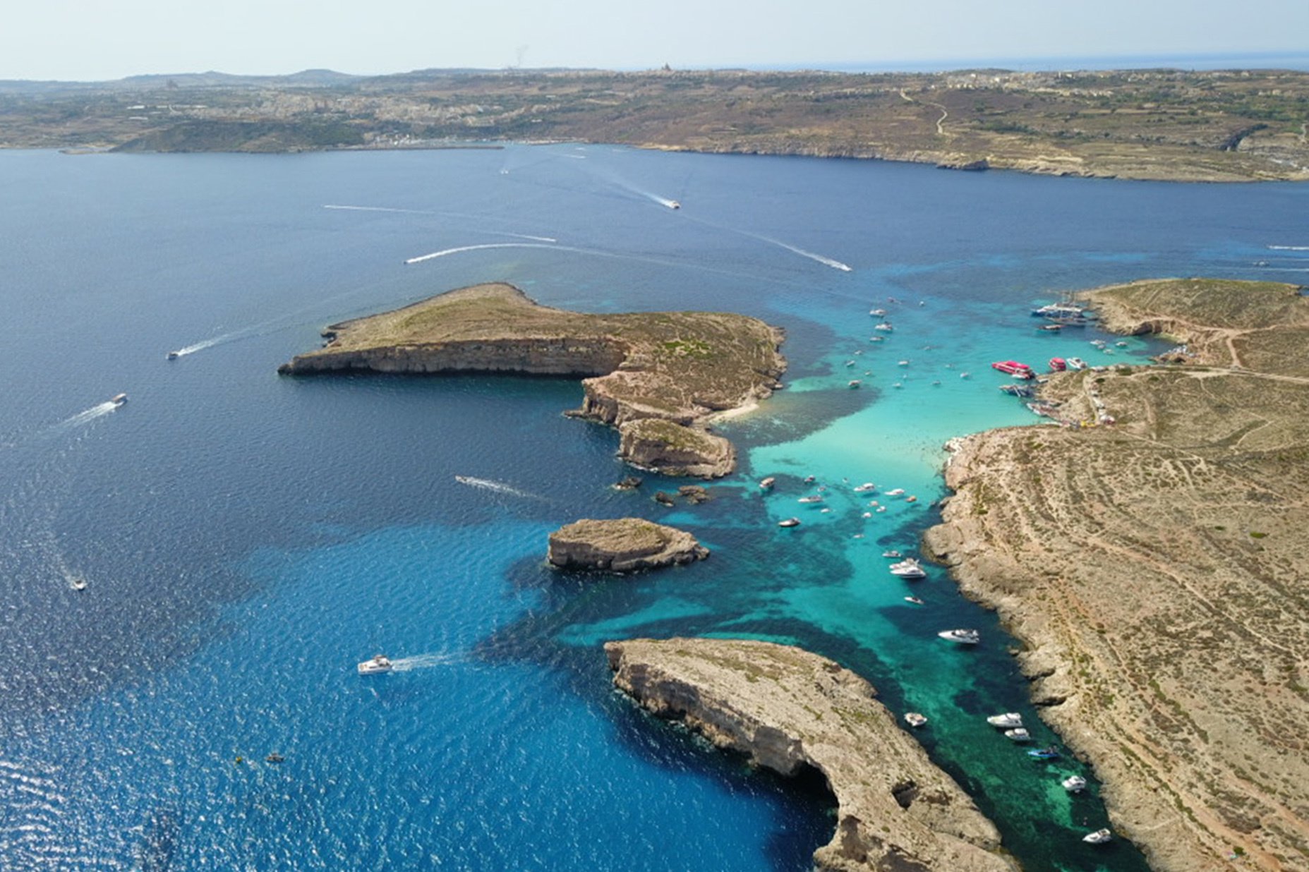 这是2023年7月7日在马耳他科米诺岛拍摄的海岛风光(无人机照片).