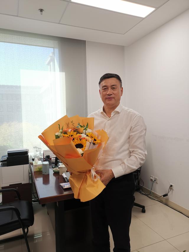 10月27日,生态环境部例行新闻发布会后,记者向刘友宾送上了向日葵.