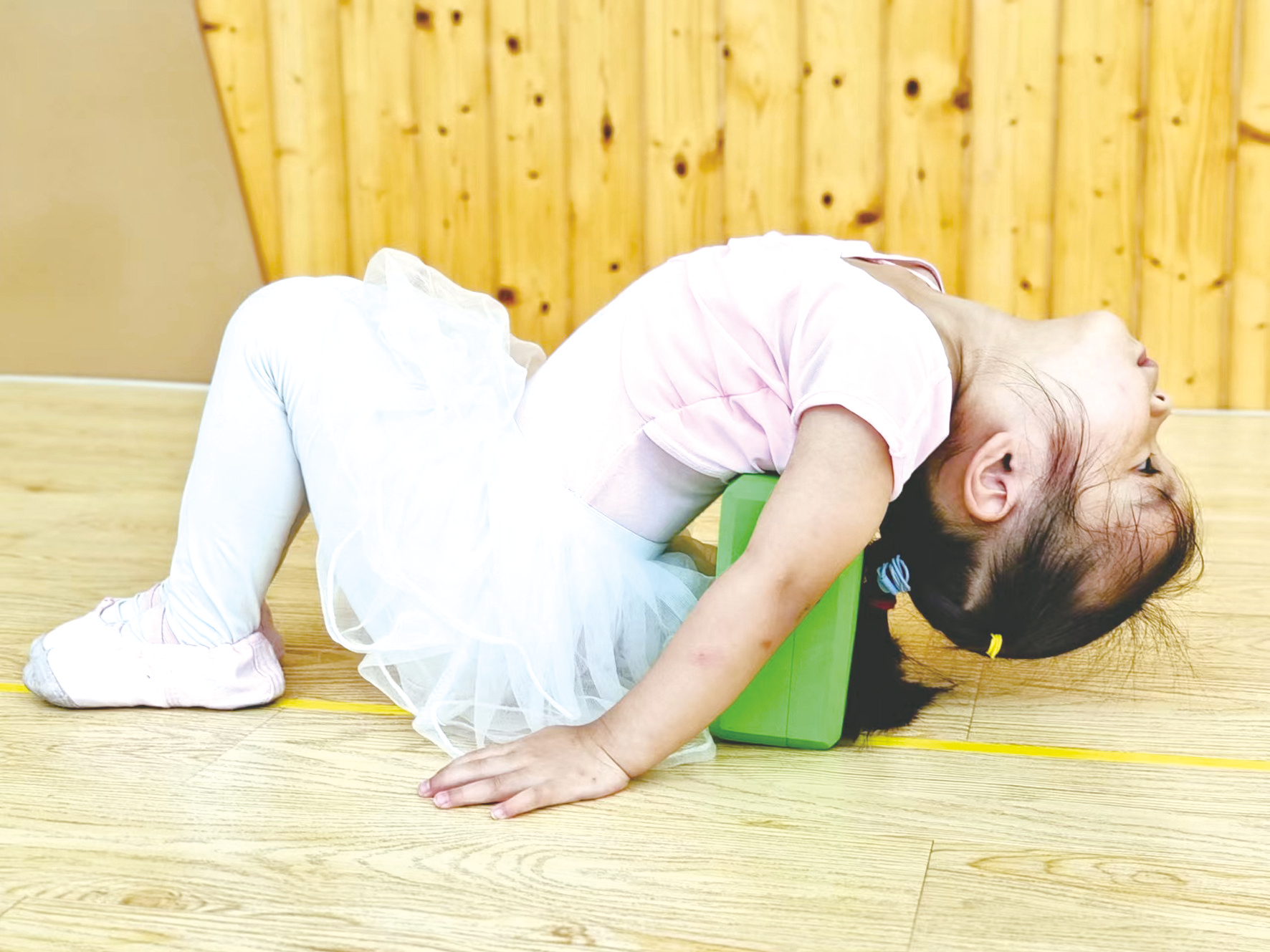     培训机构内小女孩正在练习舞蹈基本功 (受访