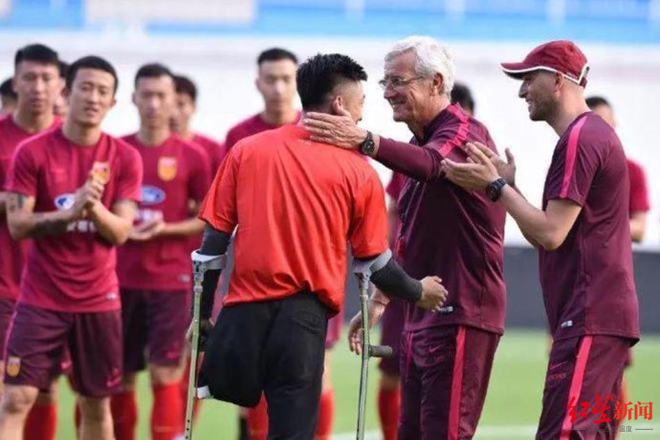 里皮曾邀请何忆义来到国足训练场