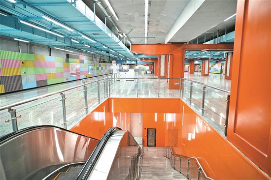 七号线二期裕丰围站整体以橙色与蓝色撞色搭配 羊城晚报记者 潘俊华