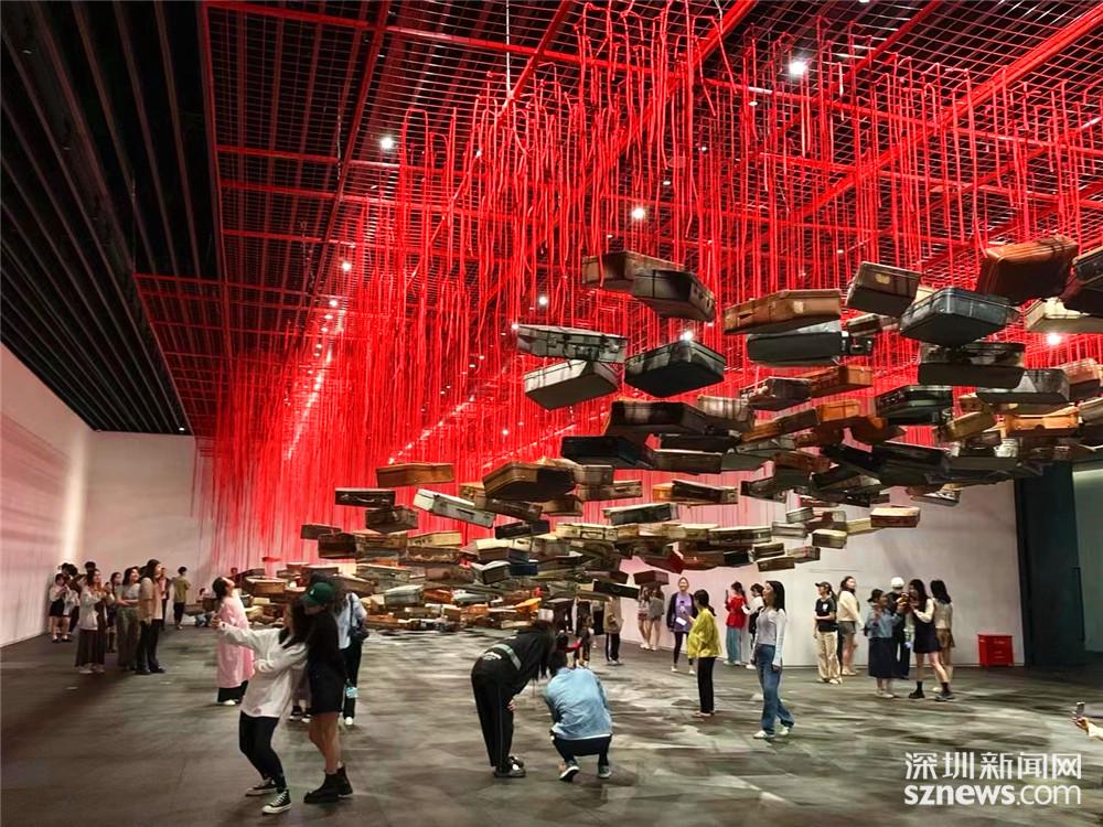 李仁奇 摄日本女艺术家盐田千春的当代艺术作品展"颤动的灵魂"吸引不