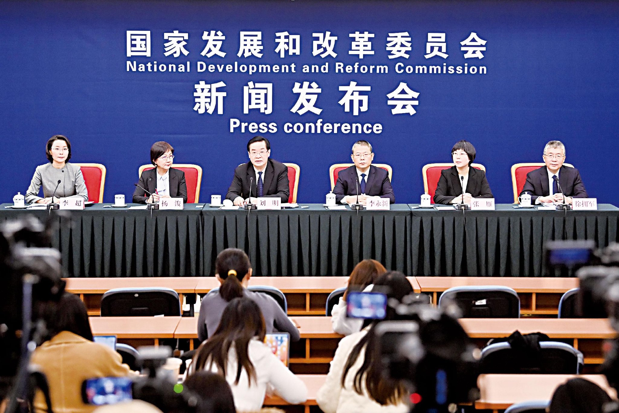 日前,国家发展改革委举行专题新闻发布会,解读《城市社区嵌入式服务