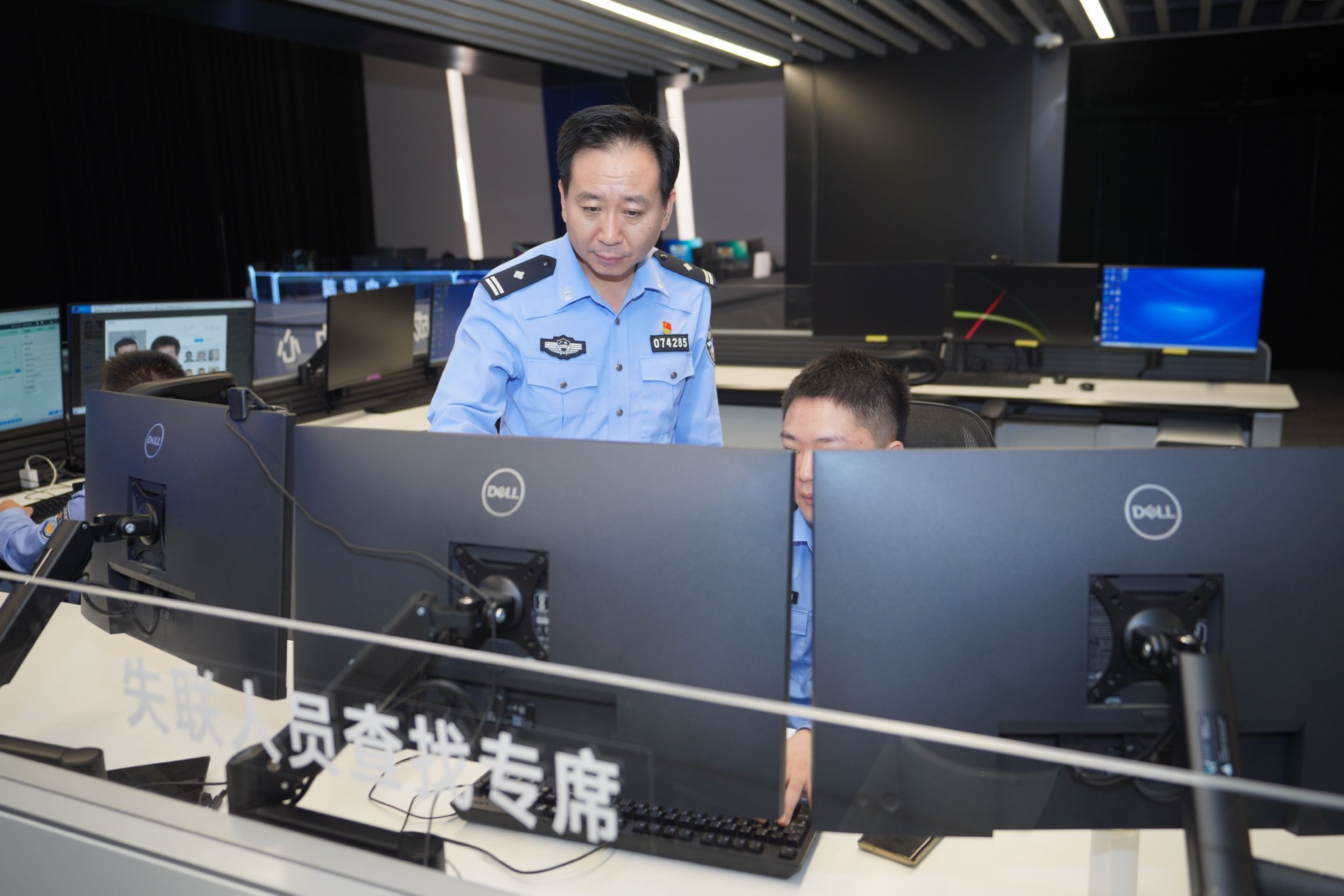 李东开展失联人员查找工作.(市公安局供图)