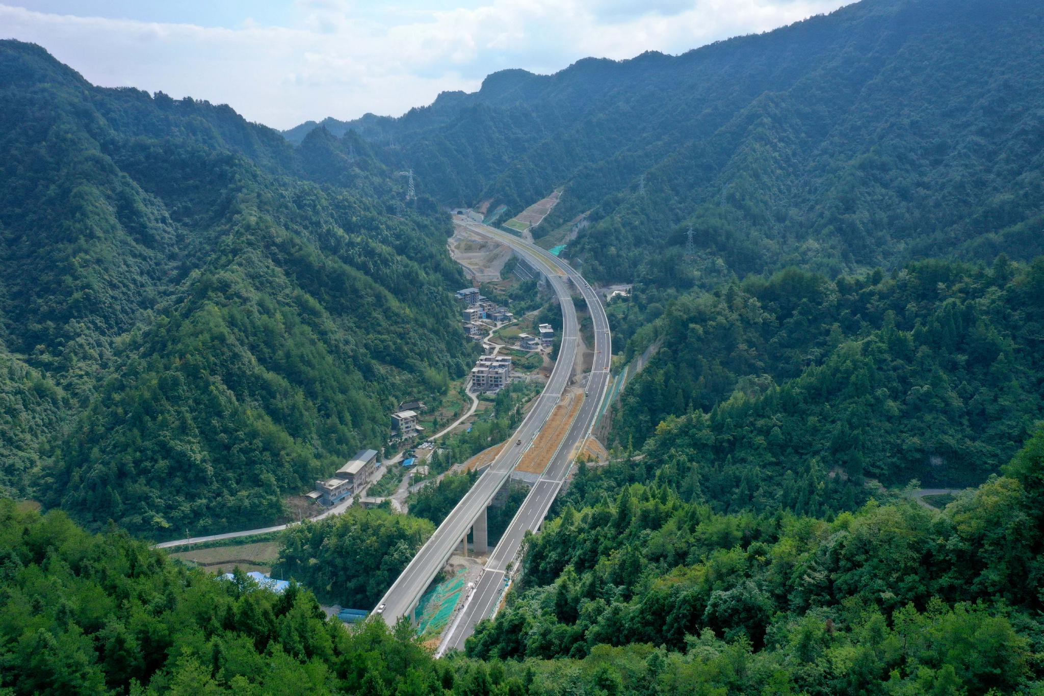 在湖北省恩施州境内,穿越大山的宣咸高速桥隧相连(9月7日,无人机照片)