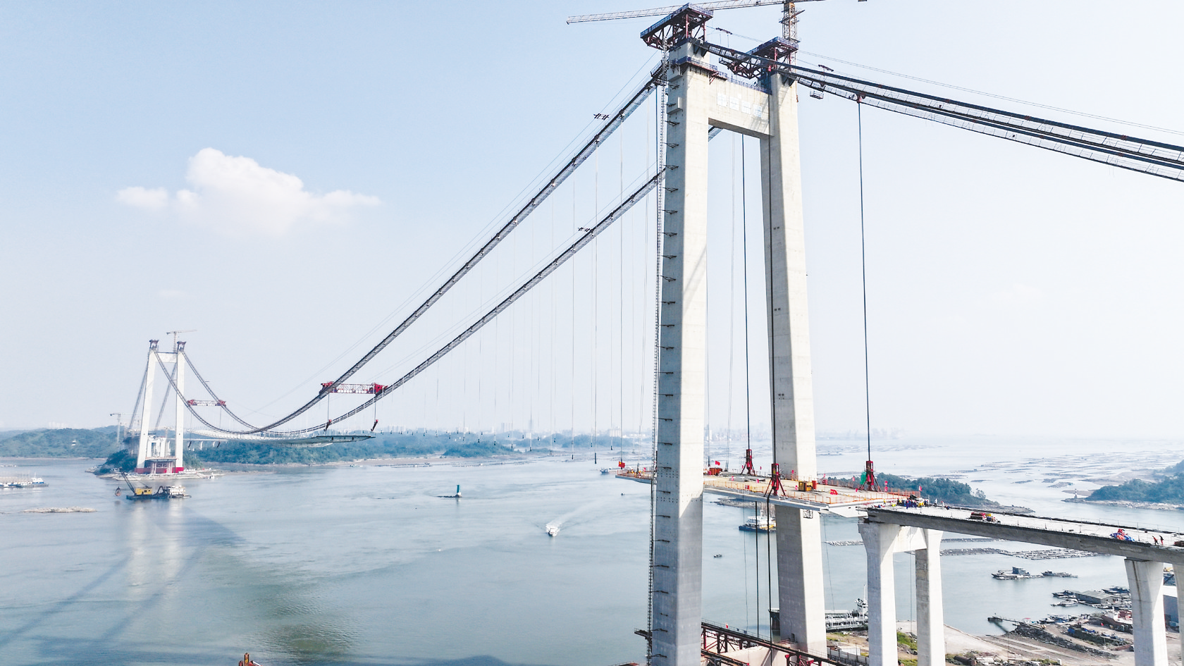 &nbsp;&nbsp;&nbsp;&nbsp;龙门大桥西岸边跨钢箱梁吊装 (广西交通投资