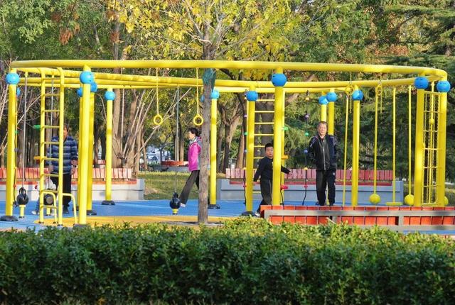 公园中部的器械区为小朋友,年轻人提供游玩场所.石景山区供图