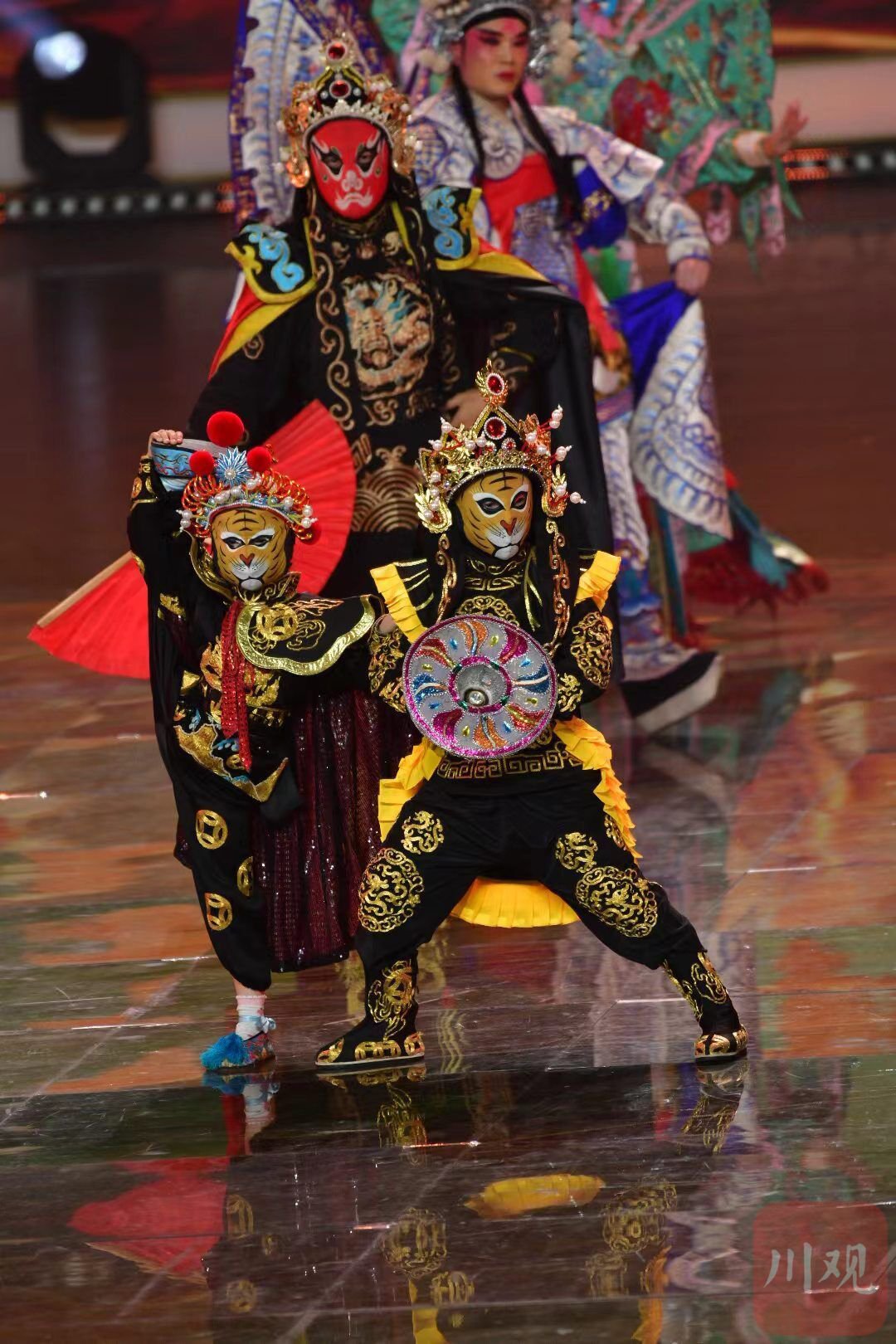 川剧演员的精彩表演展现蜀韵蜀味.