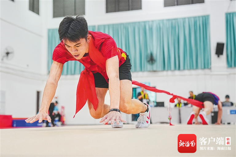 运动员踢出制胜一球,独竹漂项目上演"一苇渡江"绝技,押加项目红蓝双方