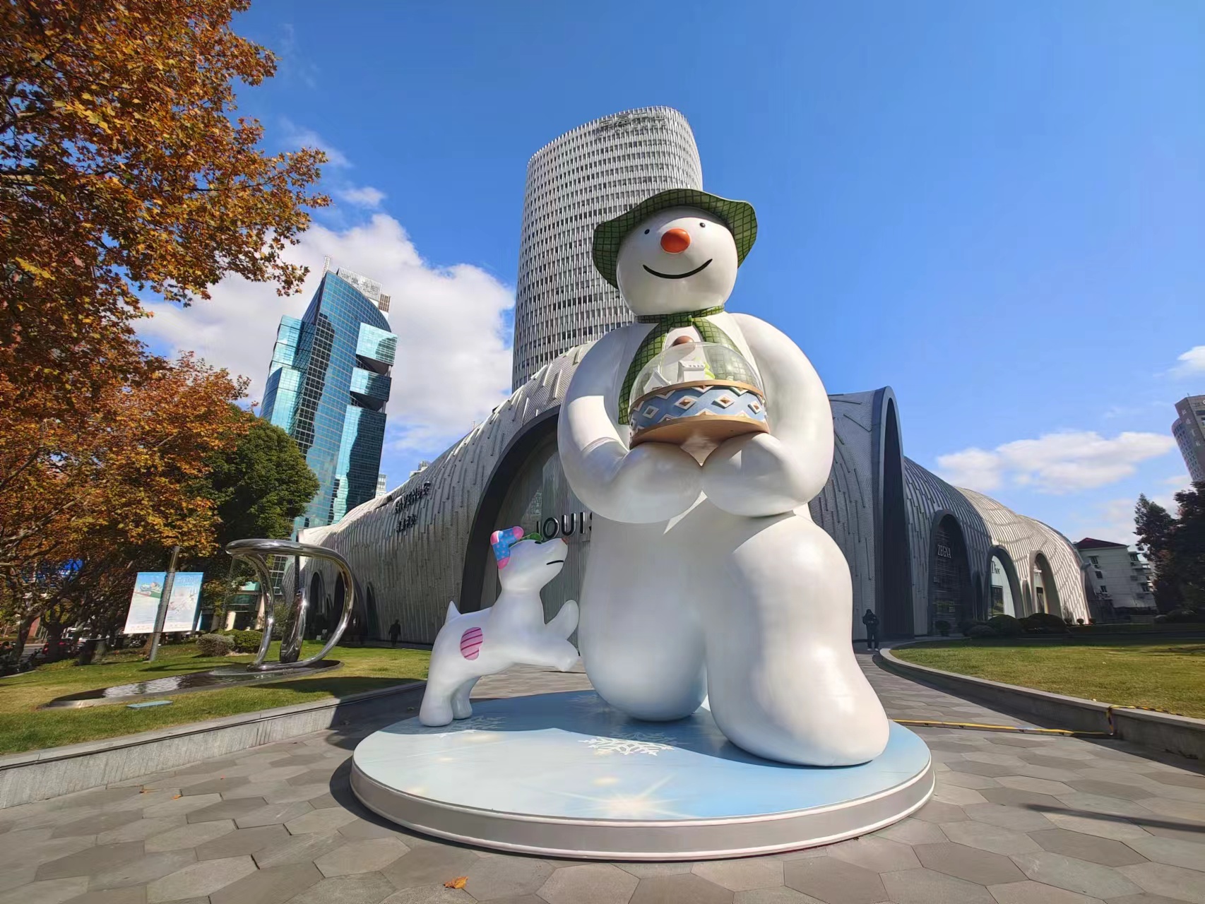 巨型哆啦a梦,7米高白胖雪人纷纷亮相虹桥古北商圈,开