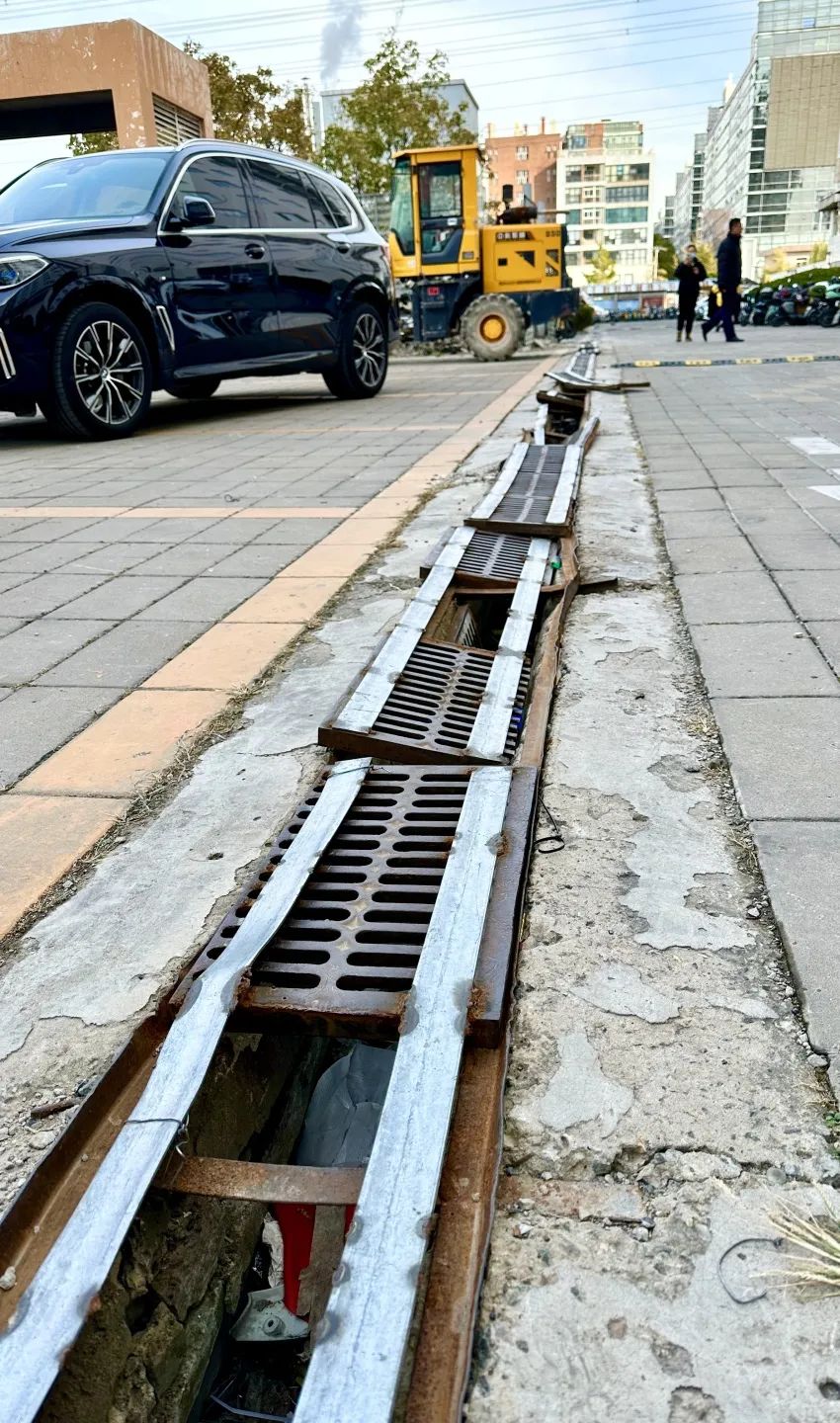 维修前维修中维修后由于停车场雨水沟缺损,为了提高车场排水系统的