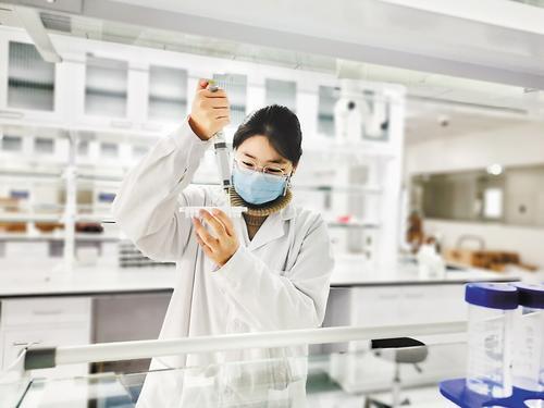 11月23日,涿州模式动物项目遗传分析系统实验室科研人员在进行动物