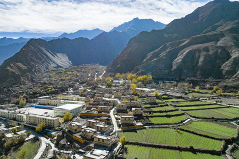 11月16日,西藏隆子县加玉乡境内拍摄的村庄与农田(无人机照片).