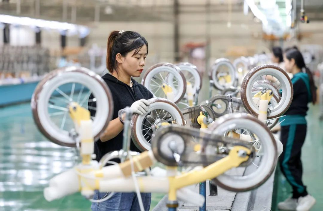 平乡县金天儿童用品有限公司员工在赶制童车出口订单.黄涛,柴更利摄