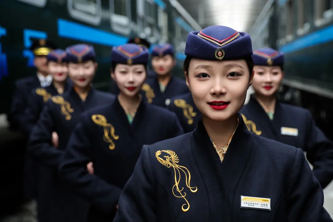 乌鲁木齐客运段乘务员.来源:新疆铁路